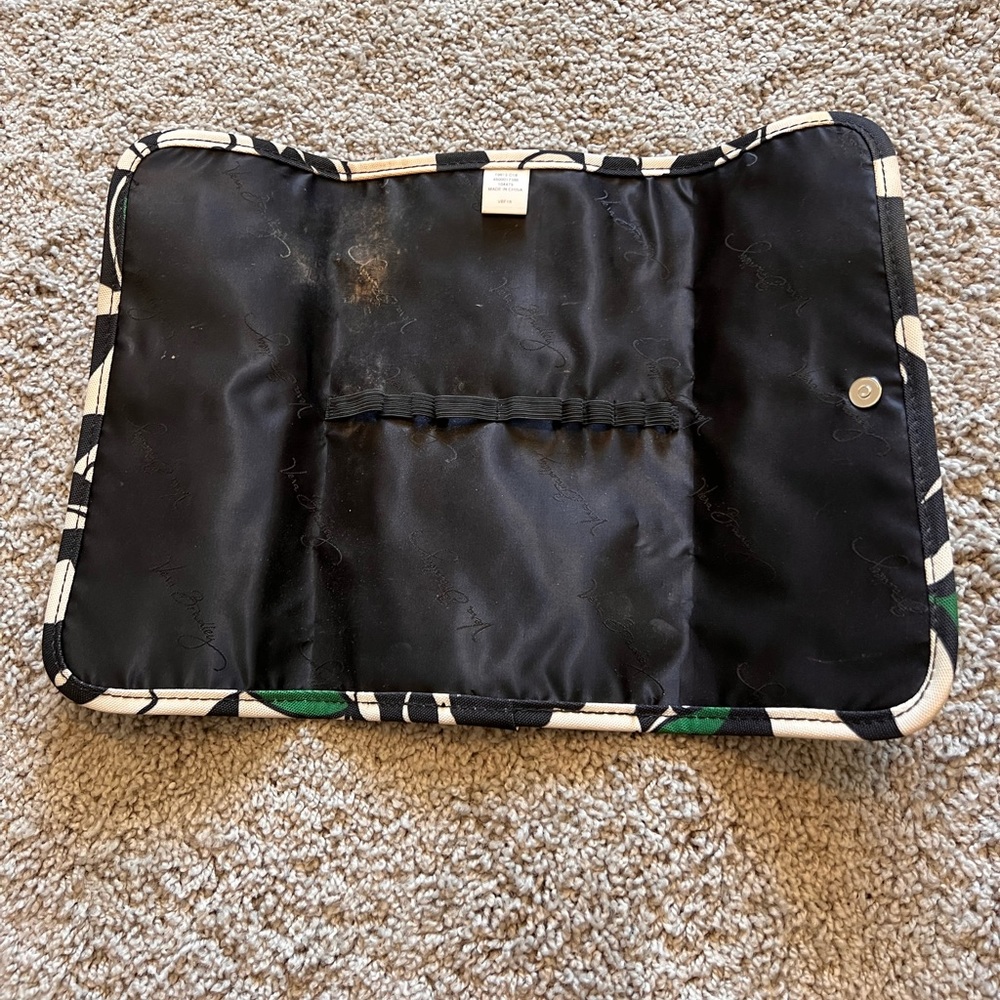 Makeup brush carrying case